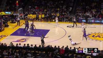 [Highlight] Bradley Beal dances on Reaves and hits the tough bucket and-1