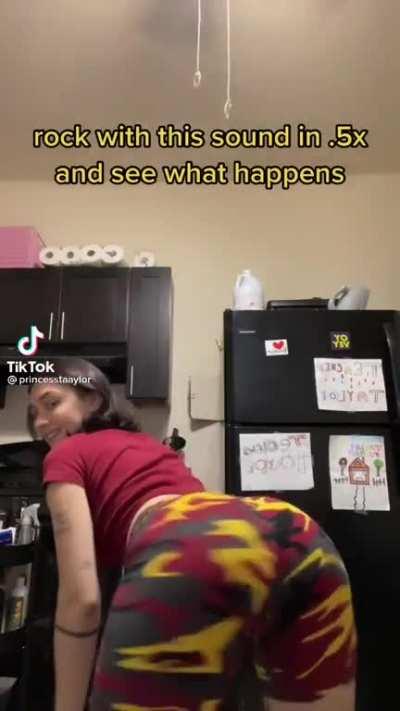 Her smile when she shake her 🍑💦👀