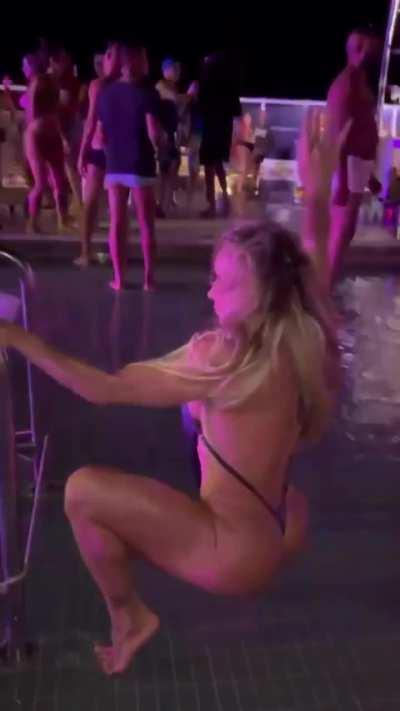 Vivian Romaguera na balada - oficial de justiça de 52 anos. O que acham? 