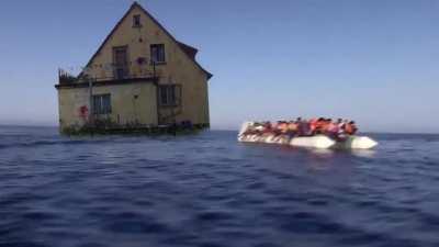 Drachenlord gibt schiffbrüchigen Flüchtlingen hilfreiche Tipps