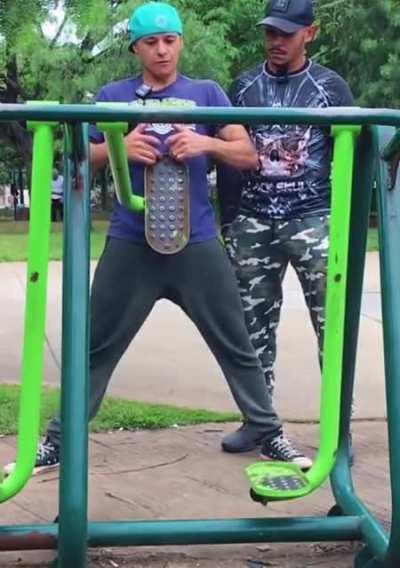 Infelizmente o amigo dele é um arrombado.