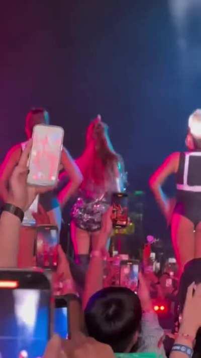 I wish Lisa could sit on my face with that ass 🍑 💦