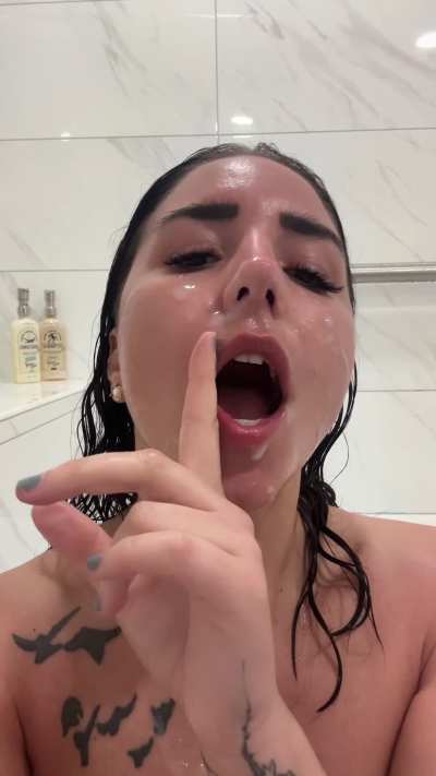 Sexy cumslut eating the cum she’s been given. Nice glob of cum in her nostril 👃🏻