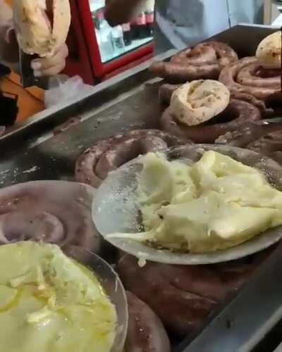 Minas Gerais in a nutshell. Pão de queijo recheado com linguiça e requeijão de barra. @cafedosmotoristas, MG 050, após o pedágio de Divinópolis, sentido Capitólio.