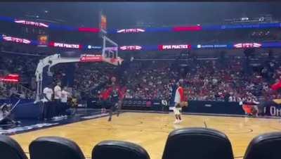 [Highlight] Zion Williamson showing off his hops at the Pelicans open practice today