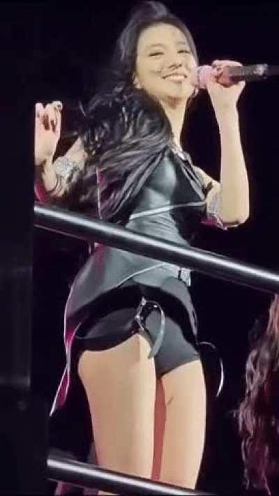 Jisoo cameltoe .. UNBELIEVABLE LIPS --- hot thighs and moves