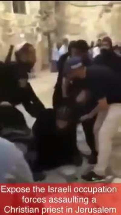 Israeli police arrests and roughs up Egyptian Coptic priest in Jerusalem