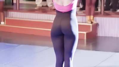Amy Jo's ass jiggling close up.