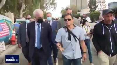 Арнольд Шварценеггер пожертвовал 250 000 долларов на строительство 25 крошечных домов для бездомных ветеринаров в Западном Лос-Анджелесе. Дома были сданы за несколько дней до Рождества.