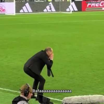 Massimiliano Allegri è irritato dalla pigrizia di Rafael Leão nell'indossare la maglia.