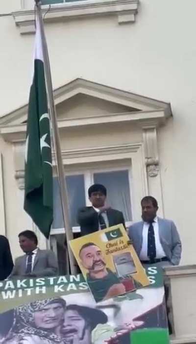 Pakistan Army Defence Attaché in London gestures throat-slitting motion towards Indian protestors — Colonel Taimur Rahat, Pakistan Mission, UK