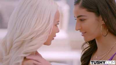 Elsa Jean & Emily Willis Kiss