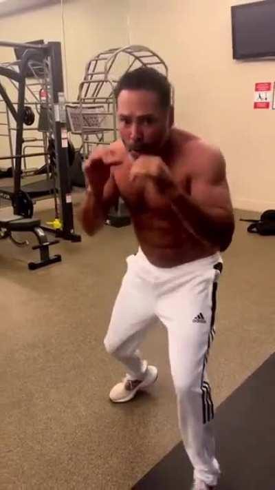 Looks like Oscar De La Hoya got some ab implants/abdominal etching...