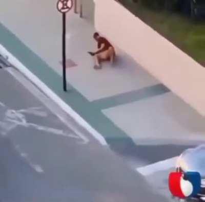 He tries to rob her phone but ...