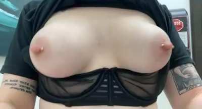 at work boob bounce 🤤