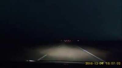 🔥 A stunning meteor passing over head briefly turns night into day 🔥