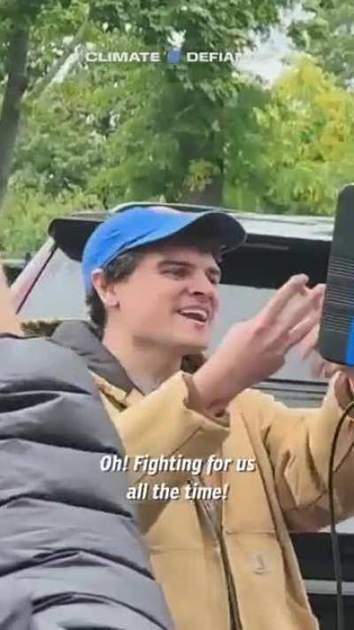 Heckler stays on Andrew Cuomo for 10 minutes