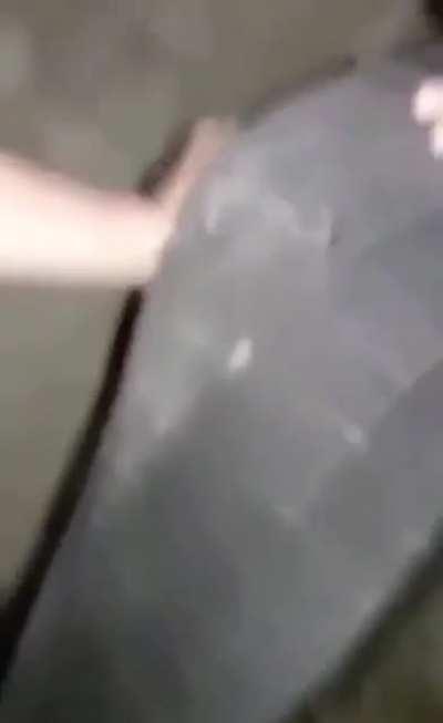 NSFW nedense bu video beni çok utandırdı özellikle kurtvıp yazısını görünce... arkada asılan çocuktan daha yıkık hissediyorum :(