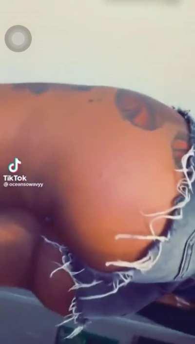 Look at Famousoceann n all that ass 🤤🤤💦🍑