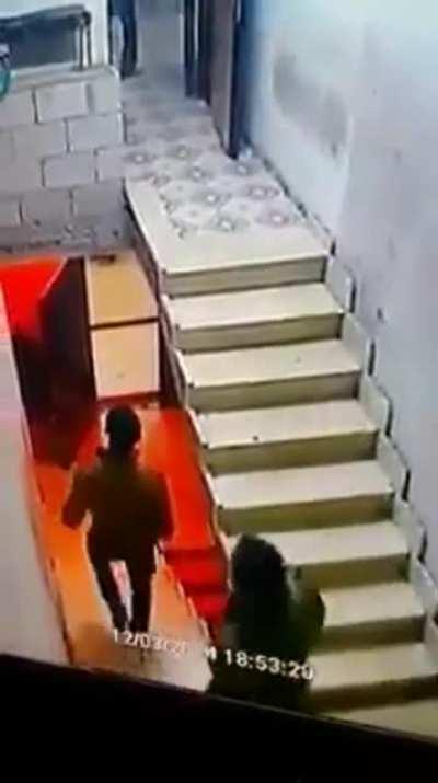 Look mum, no handrails!