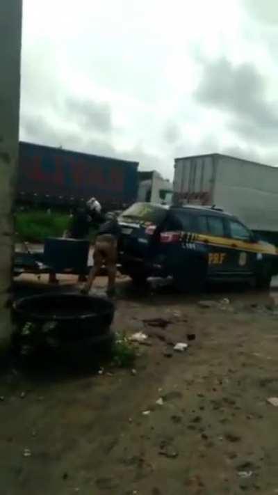 Genivaldo de Jesus Santos tinha transtornos mentais. Foi abordado pela Polícia Rodoviária Federal em Umbaúba, Sergipe. Trancado no carro dos federais, ele foi sufocado com gás de pimenta e morreu.