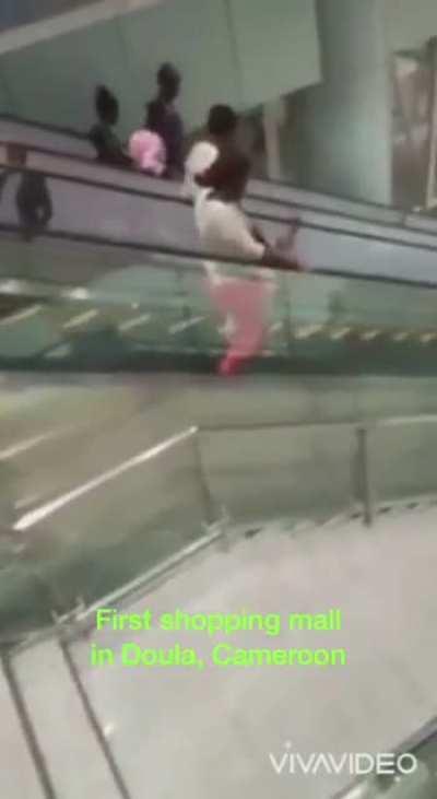 Imágenes inéditas de la primer escalera eléctrica en Tlaxcala