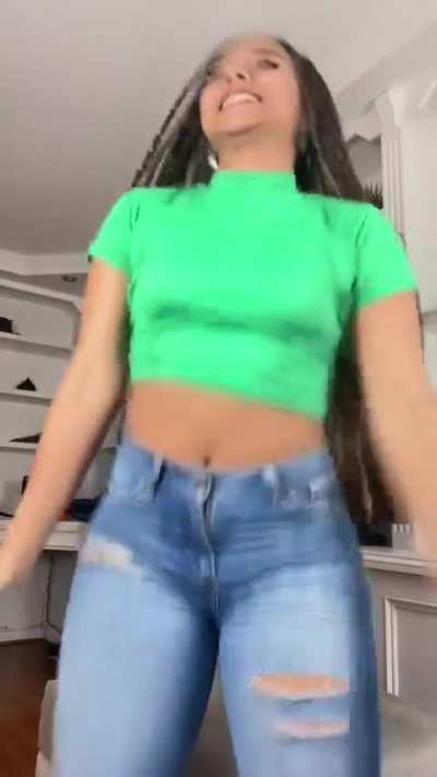 Cutie booty (@ilovesmilinggg)