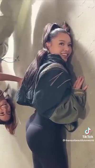 Bella shaking ass with Anitta