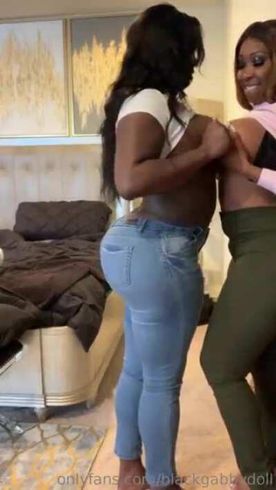 Tittie rubbing 🍆💦💦