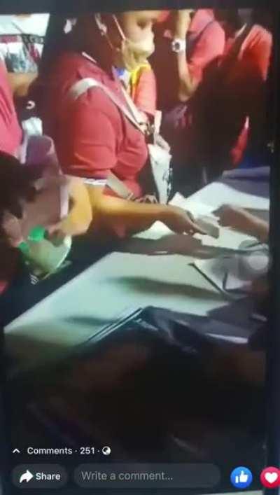 Tama lang yan. Dapat talaga bayad kayo kung pumapayag kayong ganito kababa tingin ng kandidato niyo sa inyo. Kesa yung nagpapakatanga kayo for free.