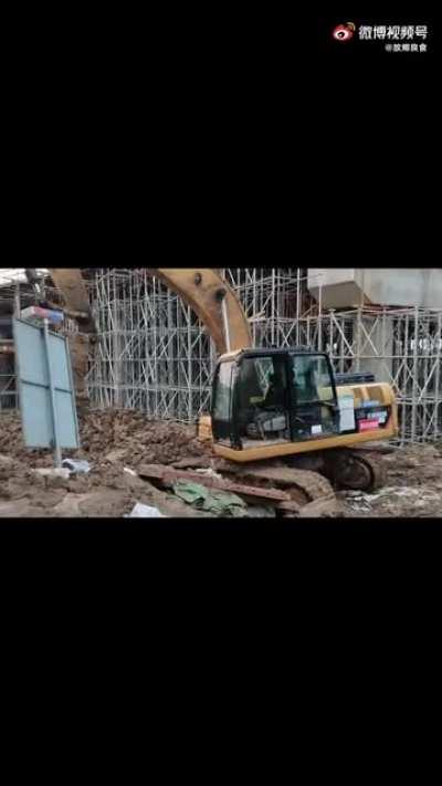 支共政府凌晨四点派人挖新乡市纪庄桥河堤被捞翔们抓包的视频来了。