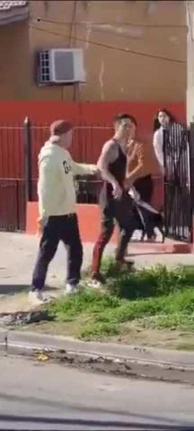 Berazategui: Estaba con prisión domiciliaria y se enfrentó a tiros con los vecinos, 