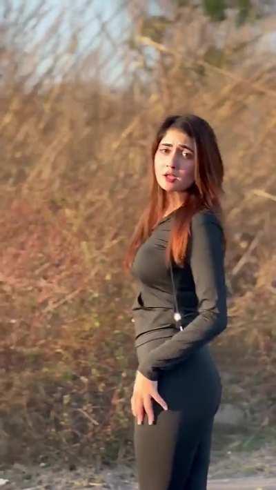 Nisha bhatt🤤look at her Ass🍑👋