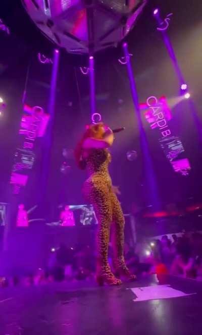 Cardi b last nite n Las Vegas