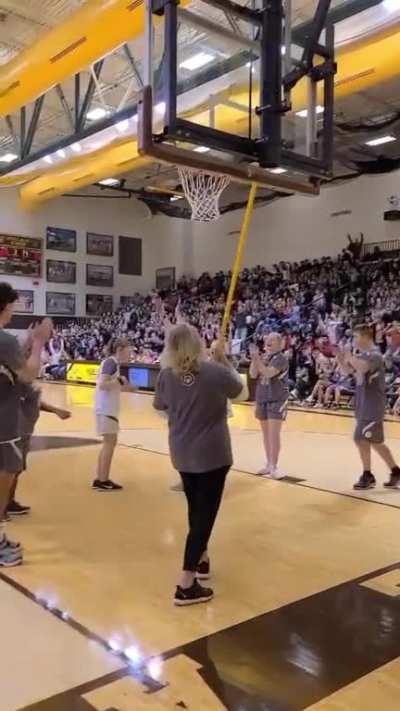 Blind basketball player nails a shot using echolocation
