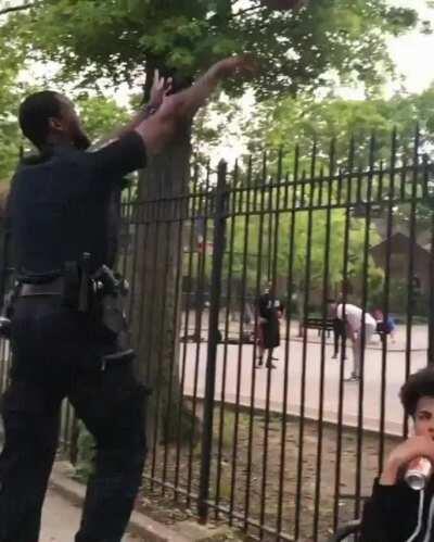 OfFiCeR sHoOtS iNtO a CrOwD oF cHiLdReN, hItTiNg ThReE