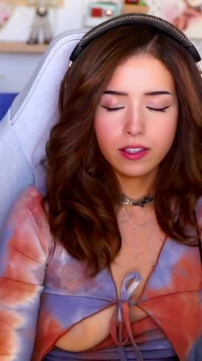 Pokimane saggy tits on-stream