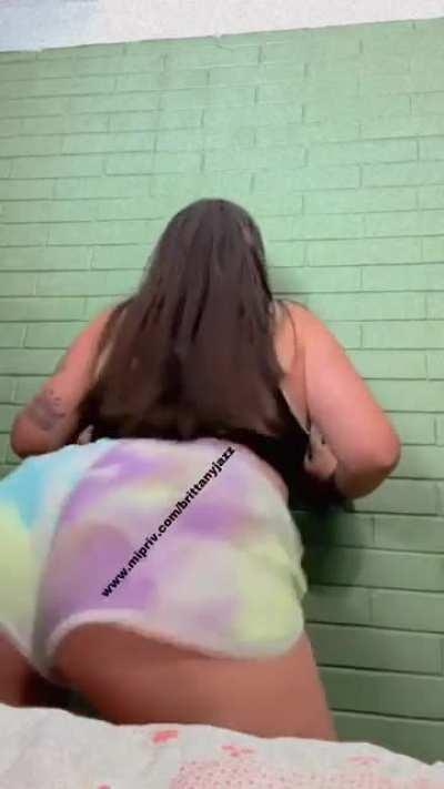 Aquí tienen otra vez las nalgas deliciosas de Brittany, cortesía de un miembro del grupo