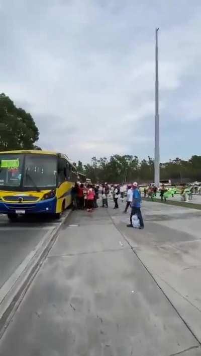 Patéticos morenacos en puebla recibiendo su recompensa 