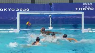 Unusual winning goal by Hungary at the end of the water polo match against the US