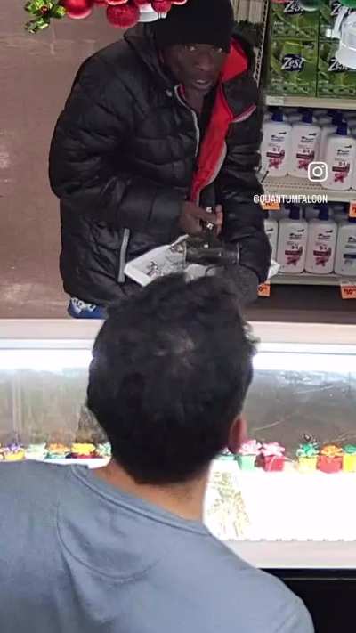 Robbers steal $600k in jewelry during a smash and grab 