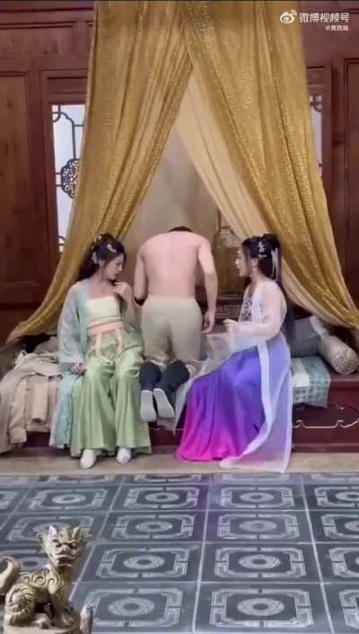 男子拍戏时有了生理反应，比上海地铁那个男的还猛…