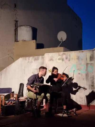 Taco y Mate haciendo Libertango de Astor Piazzola, en una terraza en Buenos Aires