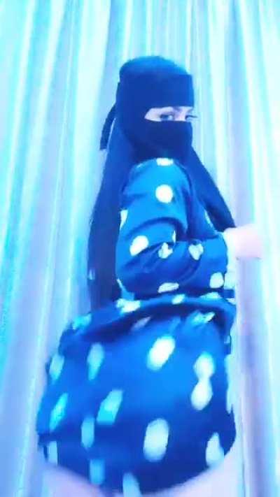 Middle east Pawg clapping