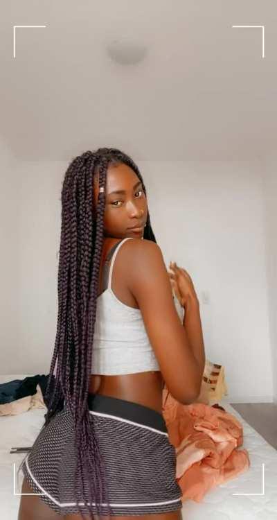 (18) If even 3 guys like my booty, I'll celebrate and fuck myself anal 😏