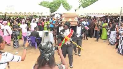 Mateusz mówi do widzenia.