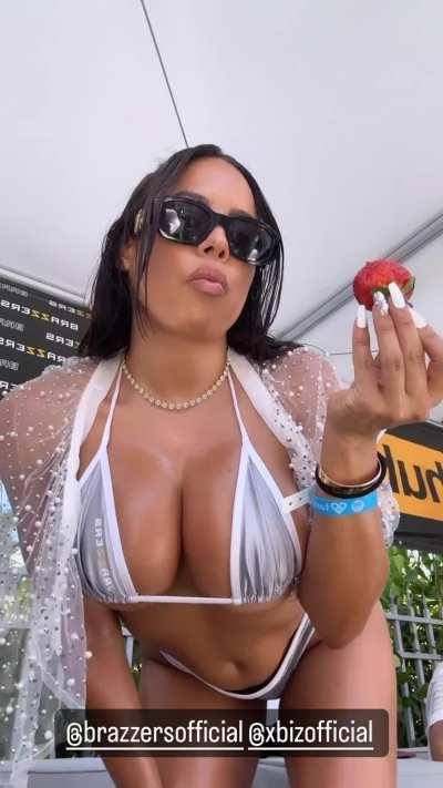 Luna Star @XBIZ Miami