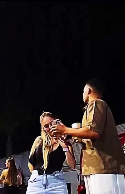 « Te quito a tu novia y no vas a hacer nada » Un turista negro británico en España se liga a la novia de un español delante de él, el español huye y deja que el turista le falte al respeto