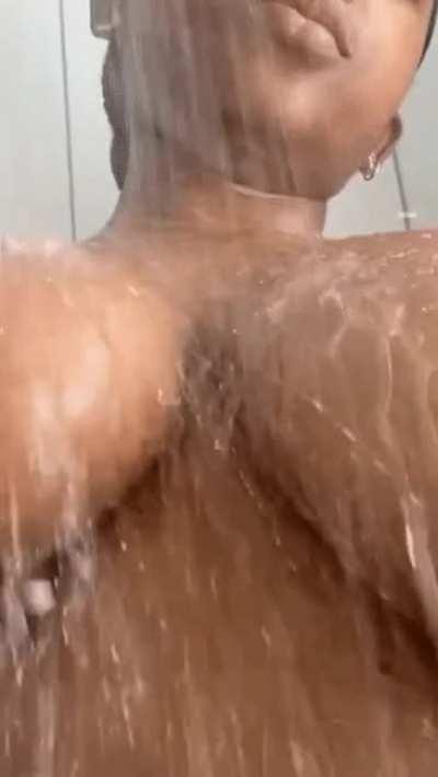 Drop me a 🍿 in my Onlyfans DMs for a surprise 😉 Super active & Reply to DMS 🔥