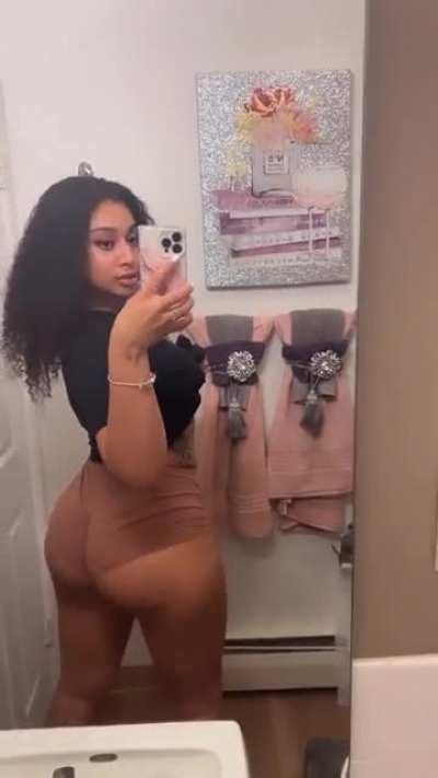 🍑🤳🏽🤎